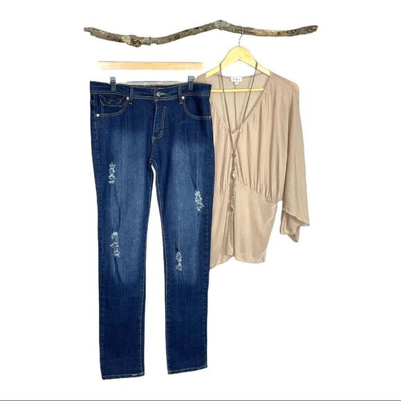 𝅺STRAIGHT Leg Distressed Jeans Size 13/14 - Picture 1 of 9
